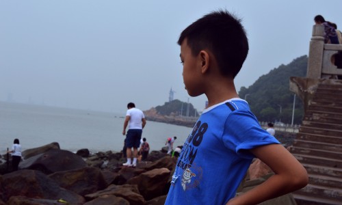 小孩脸上长小疙瘩是怎么回事-小孩脸上突然出现红血丝怎么回事网 - 为你提供小孩脸上一块一块白的是怎么回事、小孩脸上有小疙瘩是怎么回事