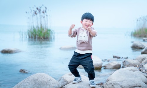 小孩脸上突然出现红血丝怎么回事网 - 为你提供小孩脸上一块一块白的是怎么回事、小孩脸上有小疙瘩是怎么回事